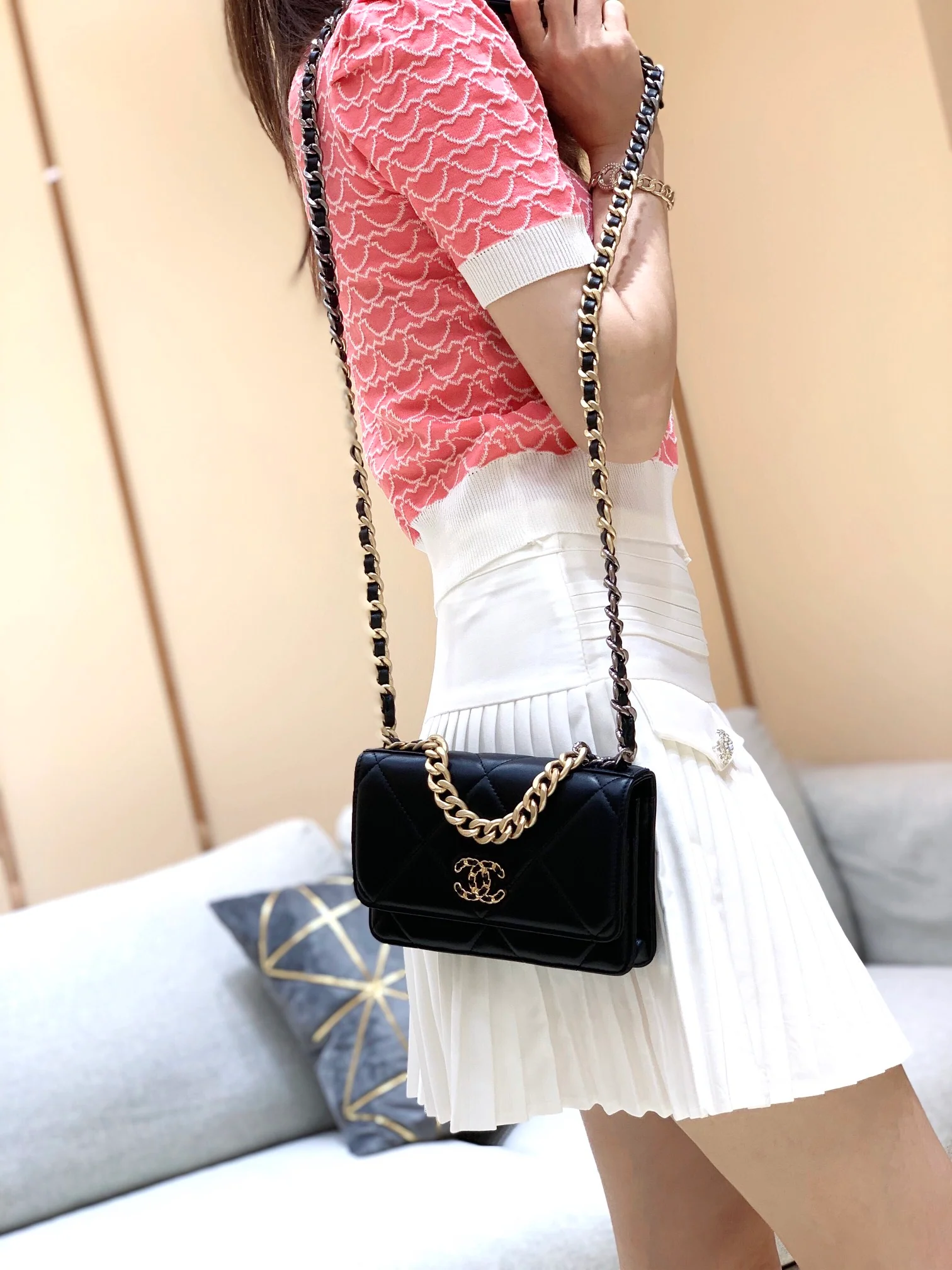 Сумка-клатч/кроссбоди Chanel Classic Logo Quilted WOC 2019 года, черная.