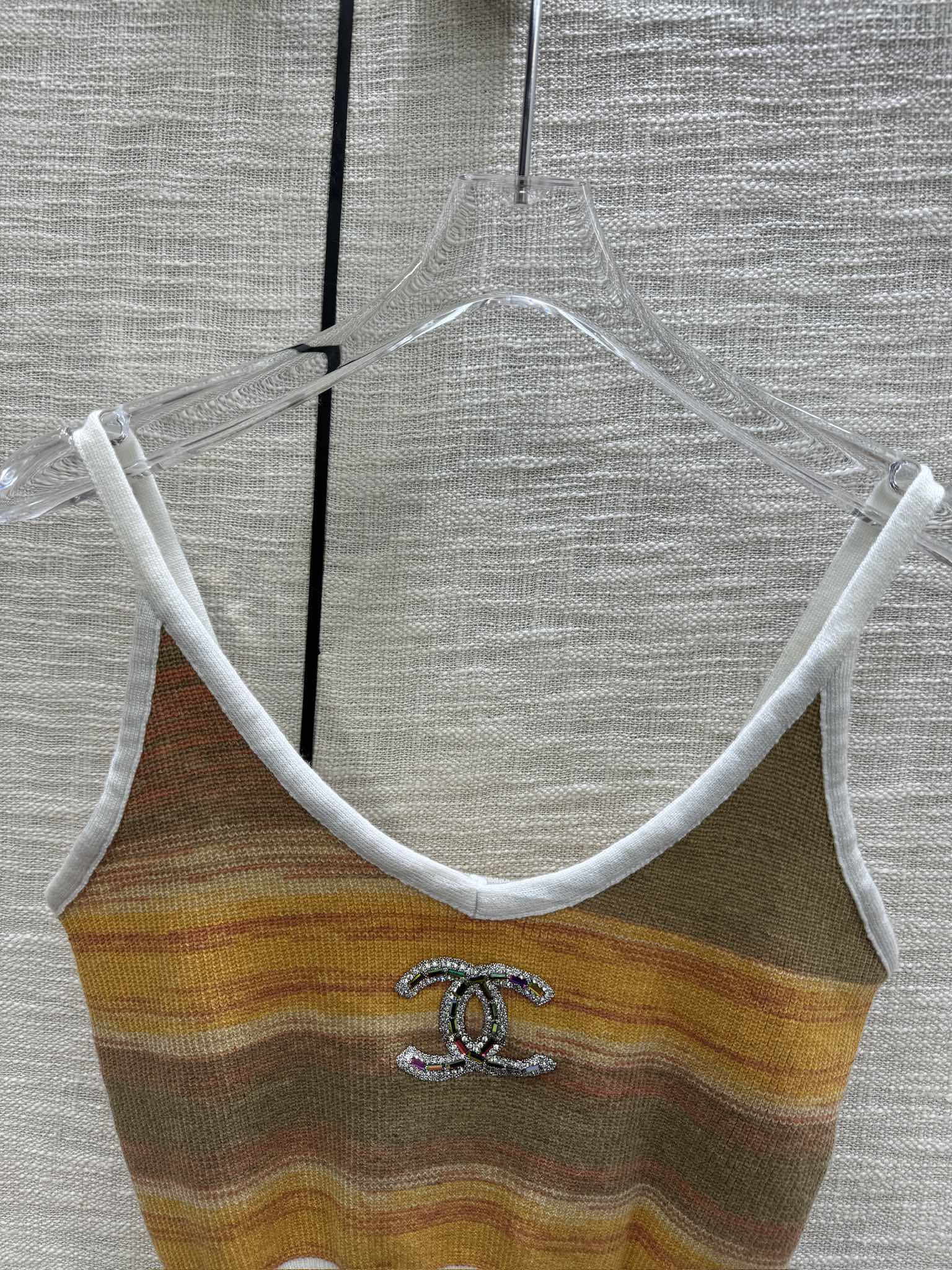 Вязаная майка Chanel 2403 с V-образным вырезом и цветными блоками – желтая