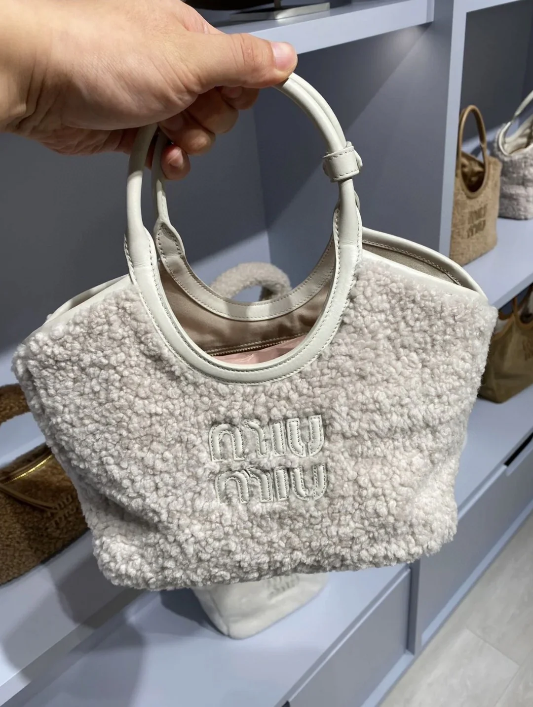 Сумка-тоут Miu Miu Ivy — на фото.