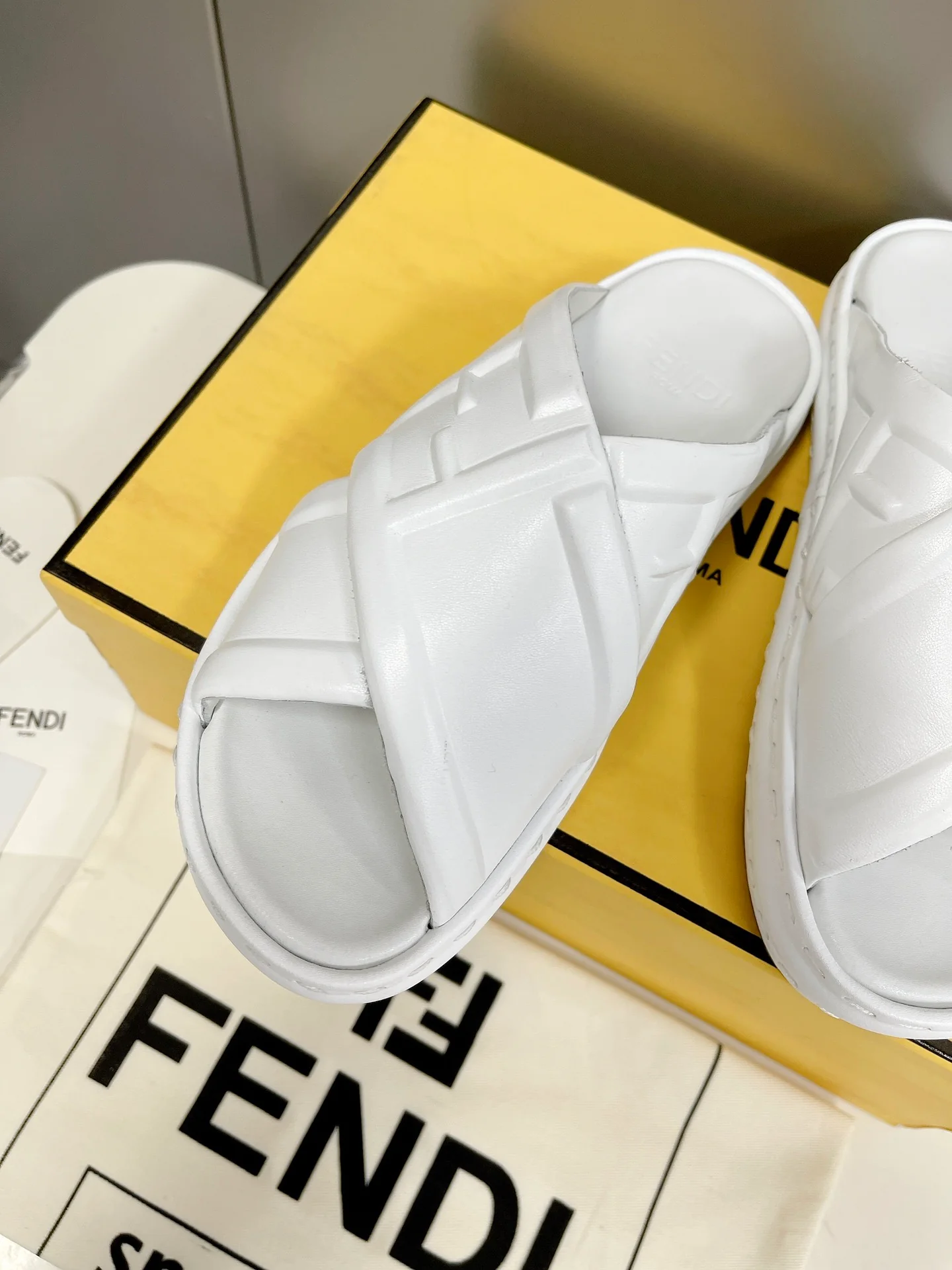 Fendi - Тапочки ?Белый хлеб?