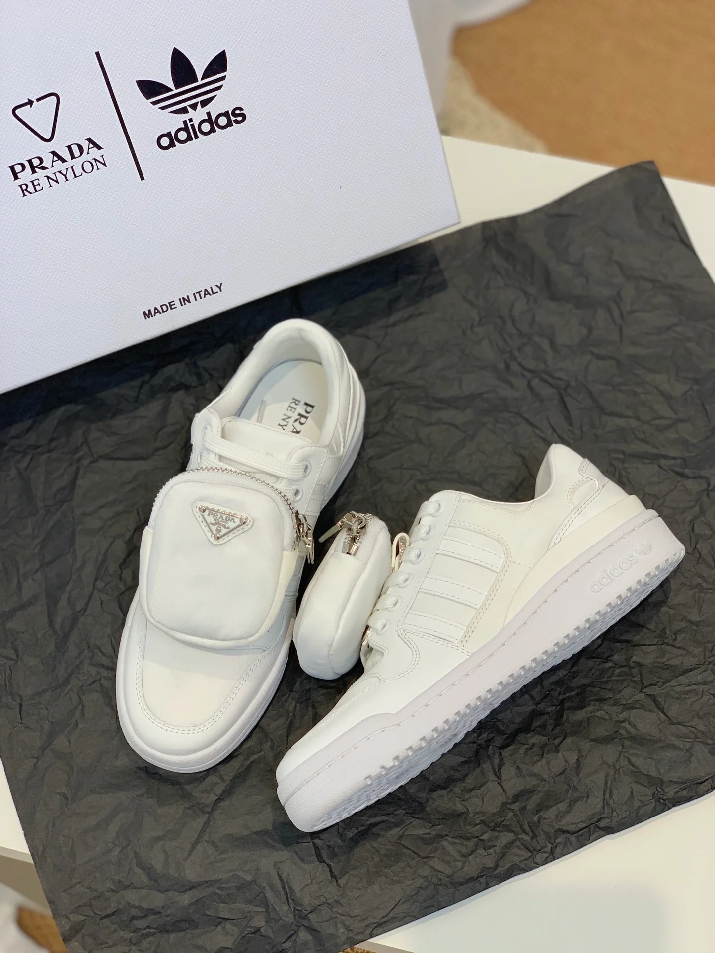 Обувь Prada - результат сотрудничества Prada и Adidas - спортивная и повседневная обувь