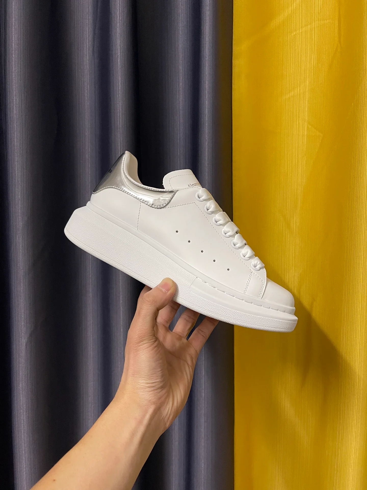 Классические белые кроссовки McQueen с серебристым каблуком