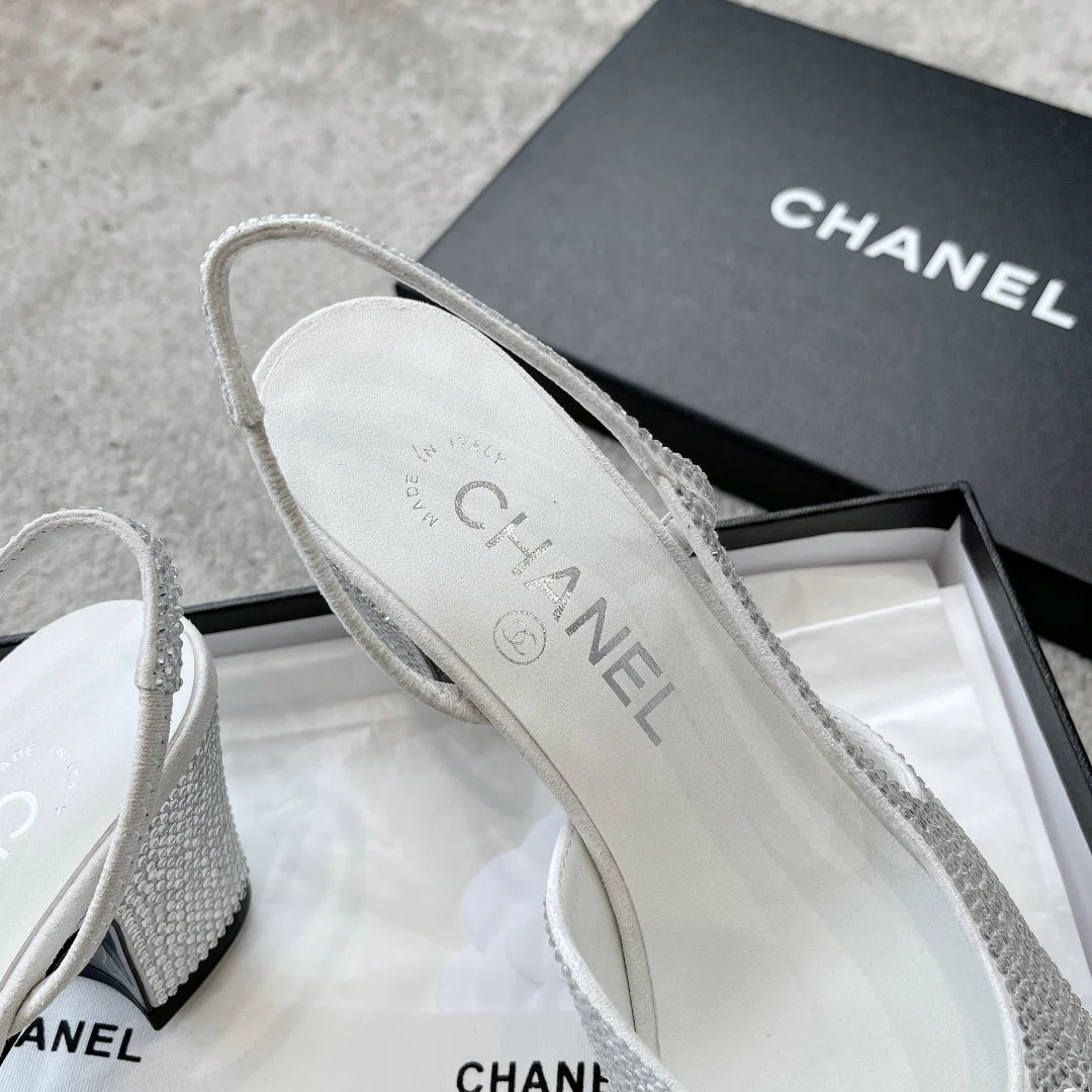 Chanel - Атласные босоножки на низком каблуке со стразами - Белые