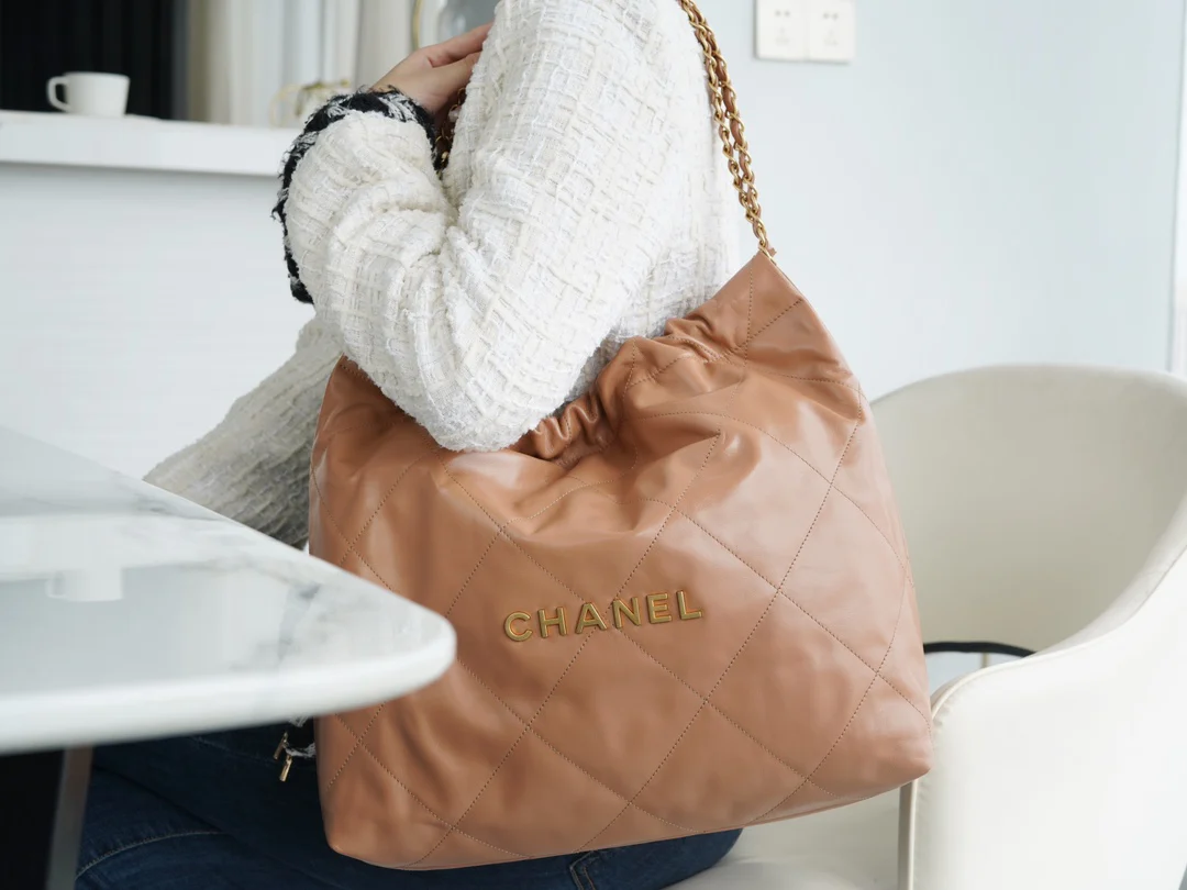 Сумка Chanel 22 среднего размера, цвет ?молочный чай?.