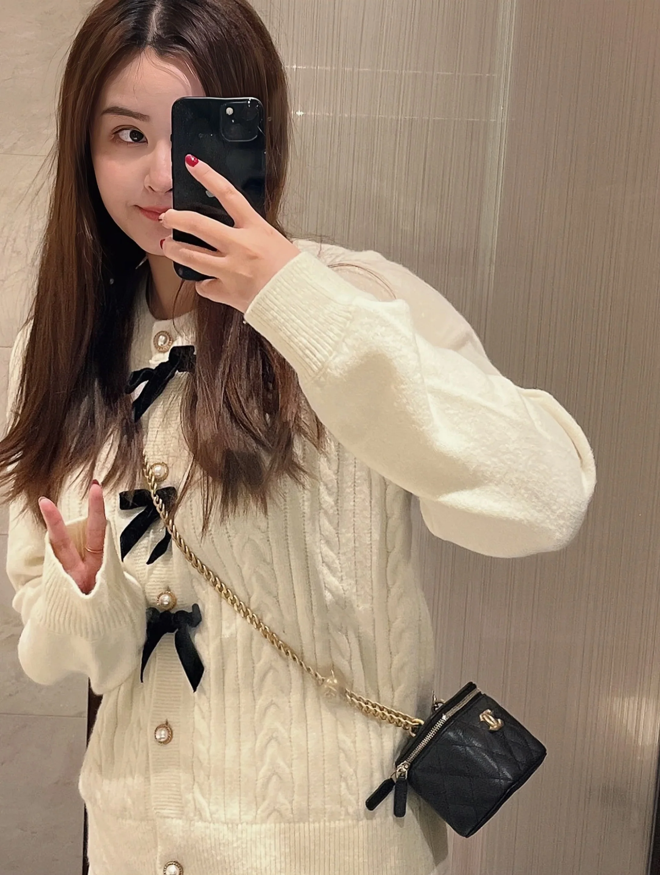 Chanel Весна/Лето 2023 - Маленькая сумка через плечо с цепочкой и регулируемой застежкой в ??форме сердца - Черная