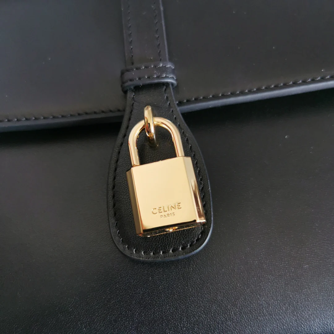 Сумка Celine Tabou через плечо, коллекция осень/зима 2021, черная.