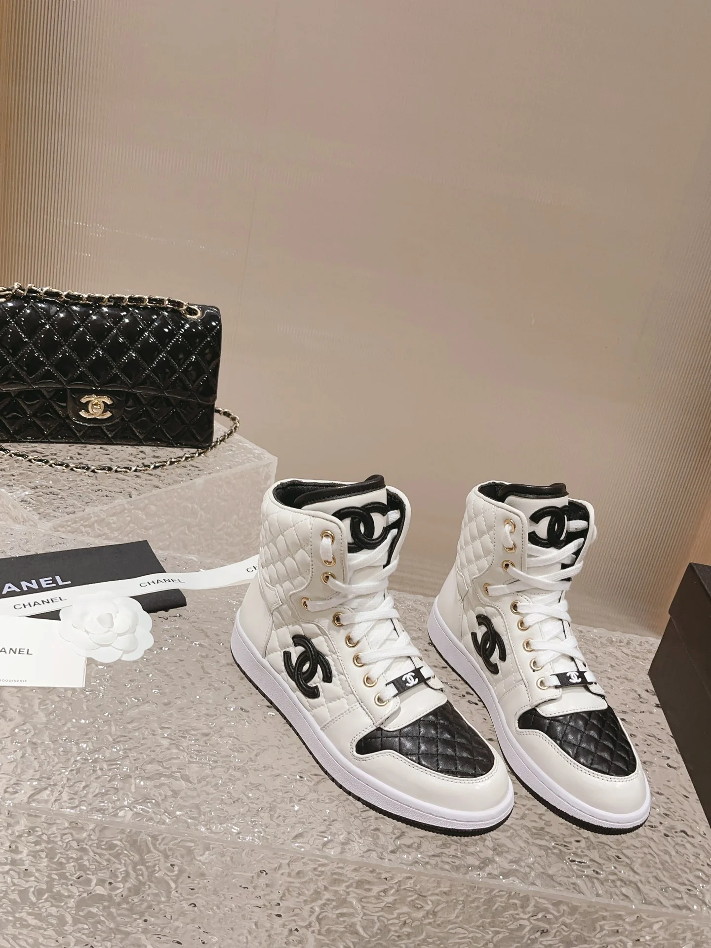 Высокие кроссовки Chanel - белые с ромбовидным узором