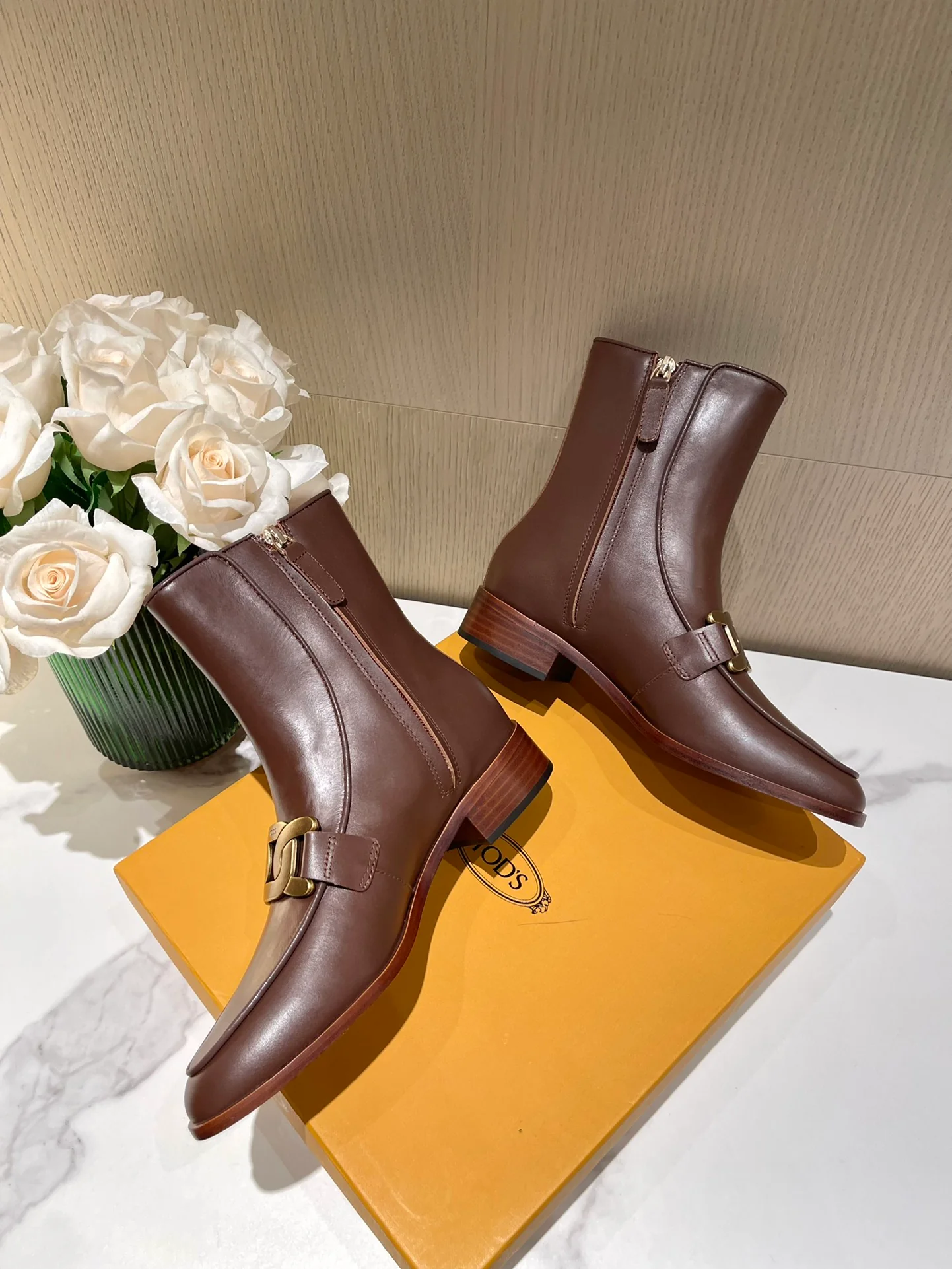 Tods - Новинка сезона осень/зима 2022 - Ботильоны на толстом каблуке крупной вязки с золотой пряжкой - 2