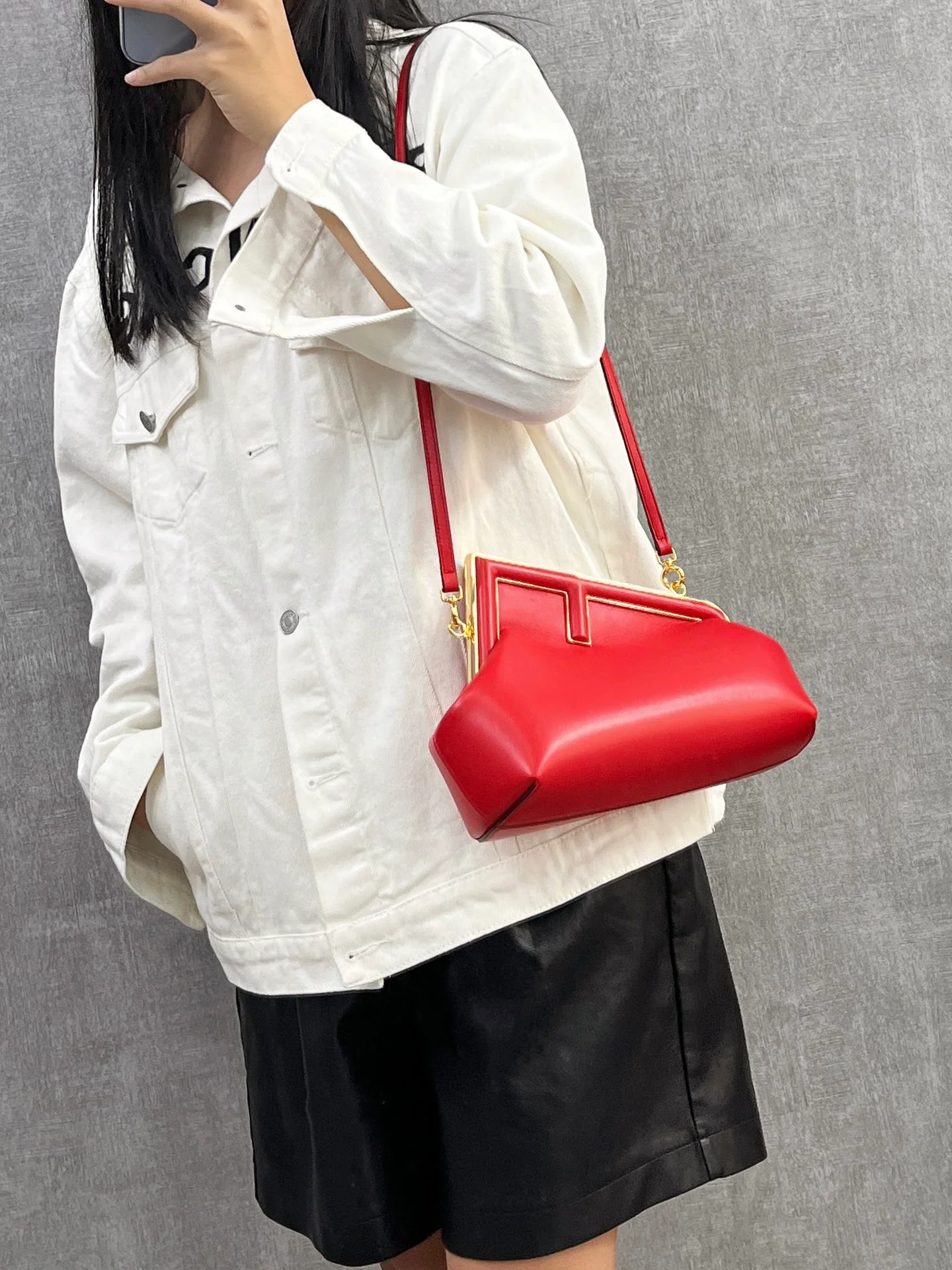 Маленькая красная кожаная сумочка Fendi-first