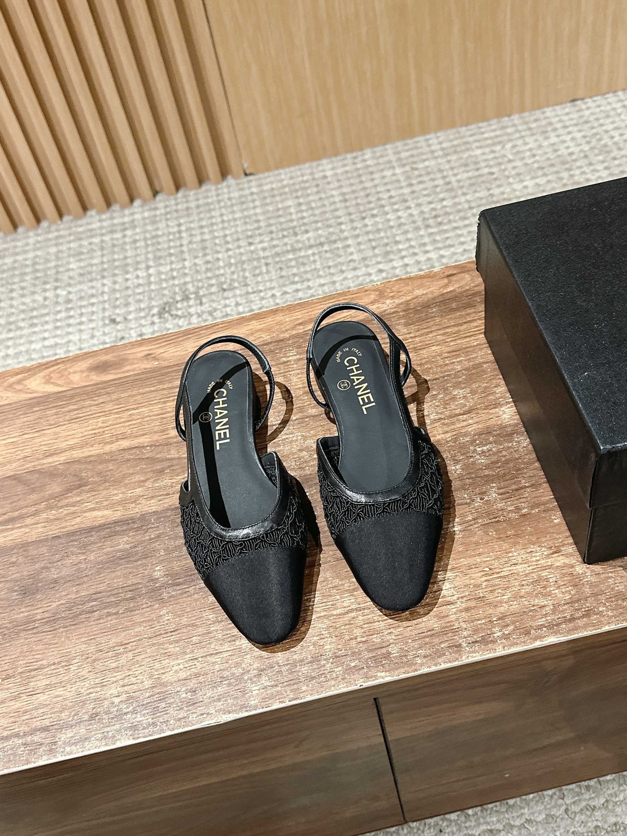 Chanel - Балетки с кружевом и лоскутным узором из шандунского шелка - Черные