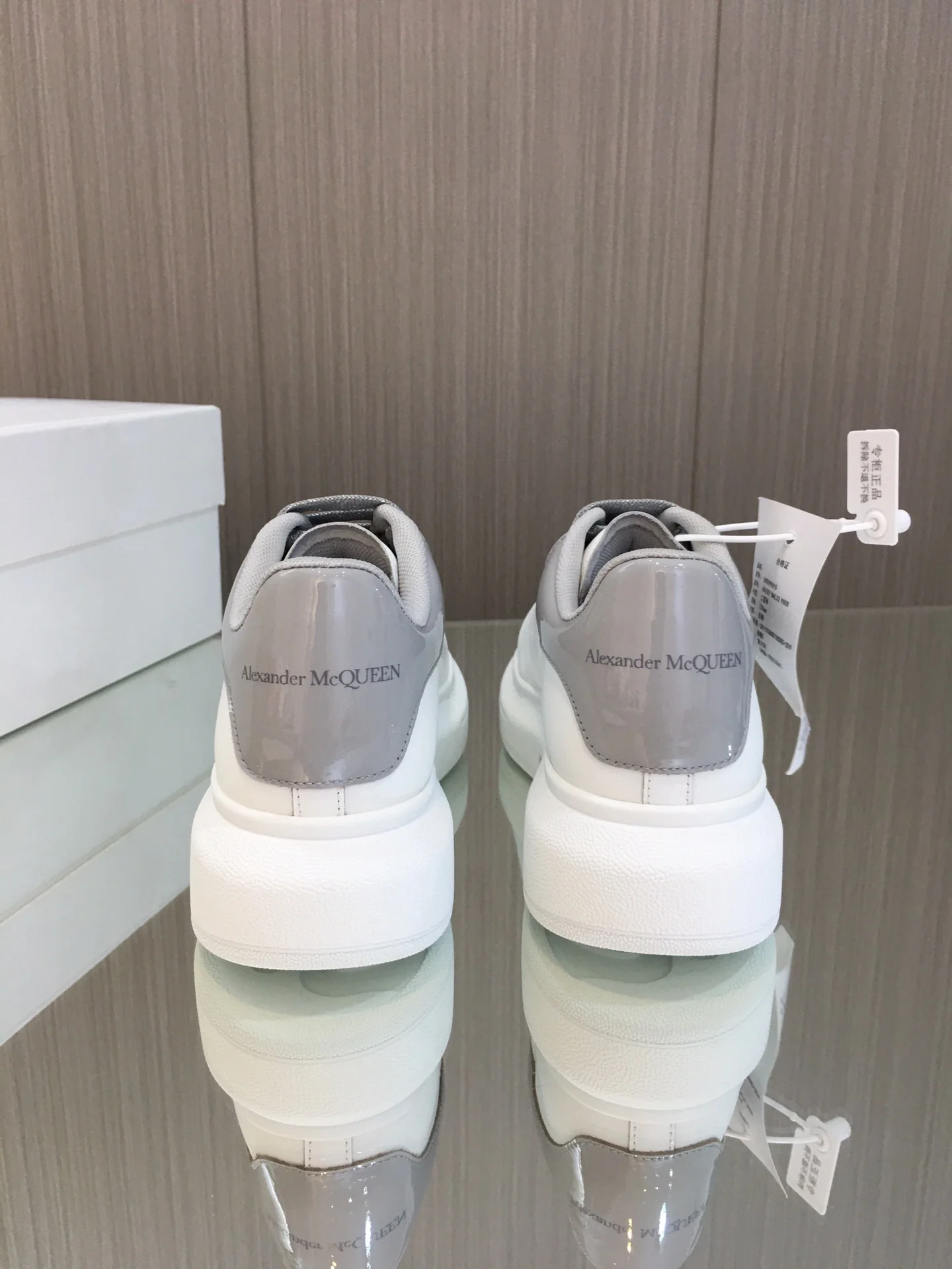 Новинка сезона весна/лето 2023 от McQueen - Белые кроссовки из лакированной кожи - Вулканический серый