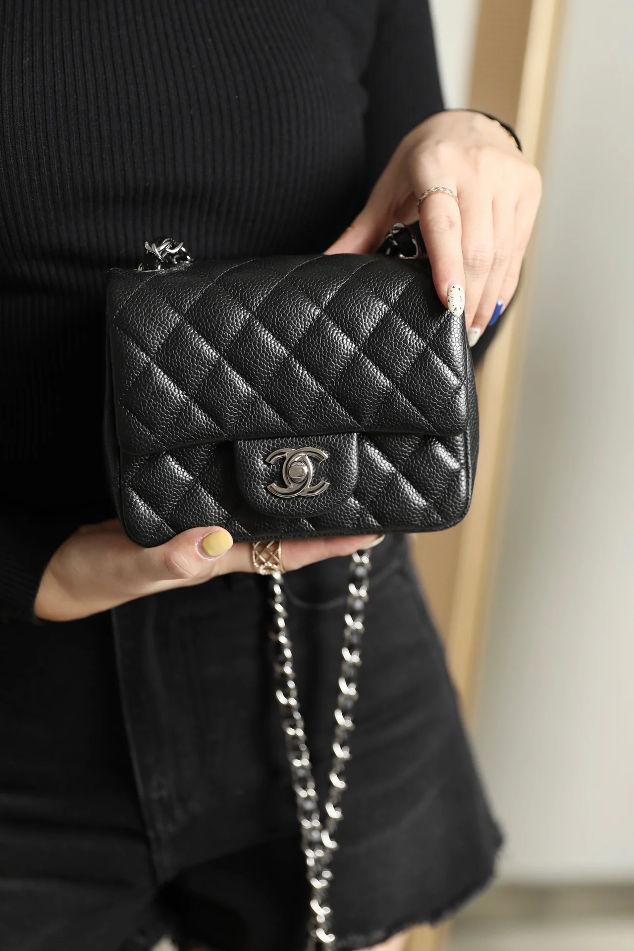 Chanel - ???????-????-??? Квадратный толстый лист 17 см - Черный