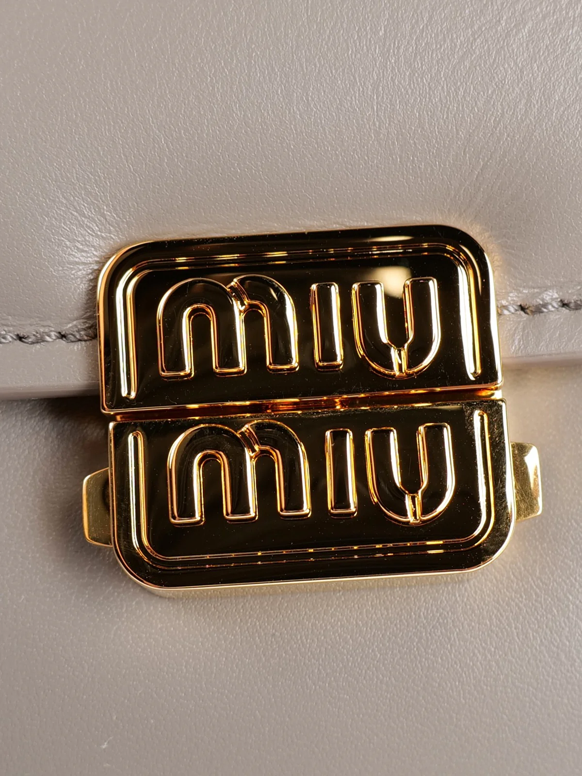 Сумка-багет Miu Miu через плечо - серая