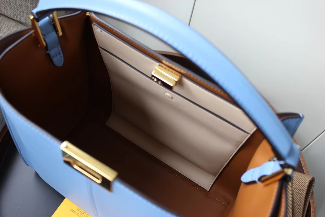 Сумка Fendi Peekaboo Lite Medium из светло-голубой кожи.