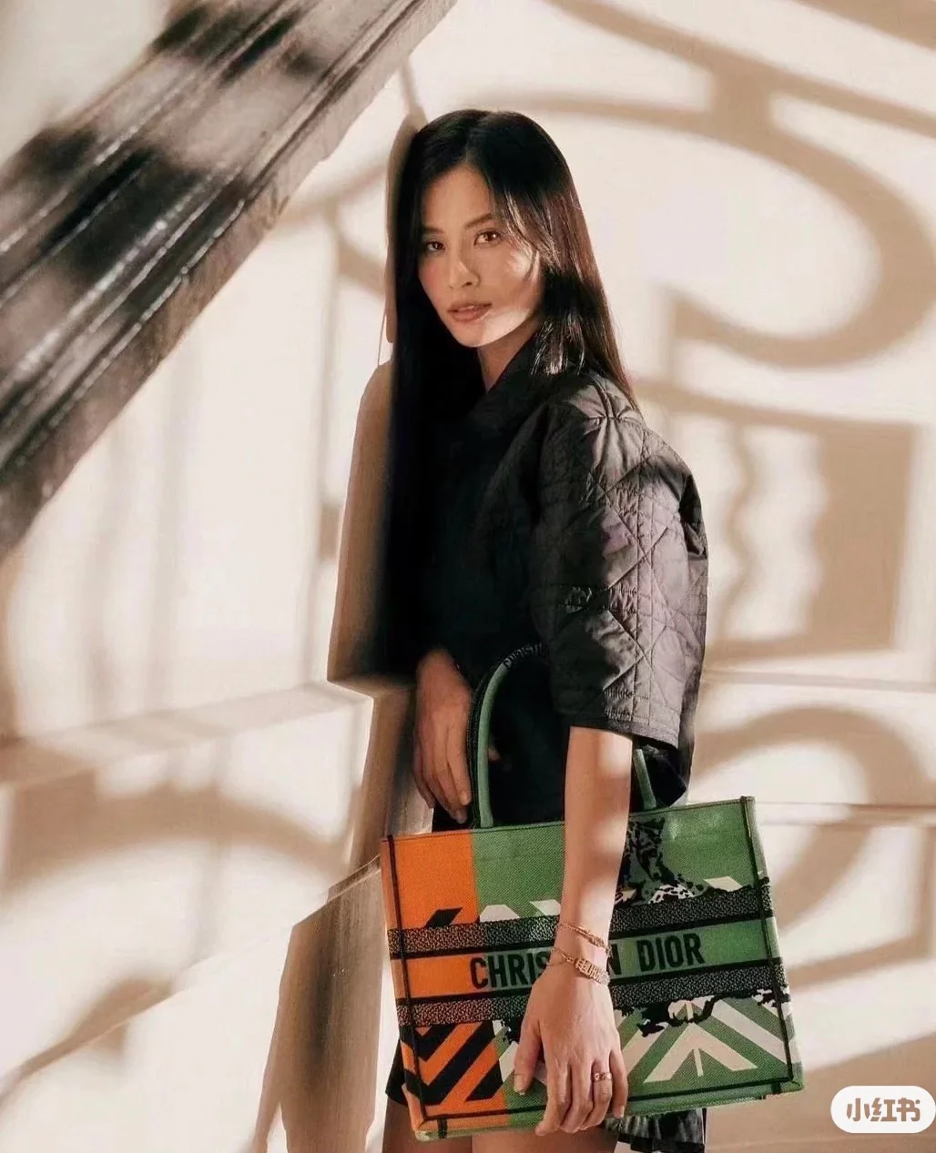 Сумка-тоут Dior Book Tote, средний размер, 36 дюймов (5 см), серия ?Красочные джунгли?.