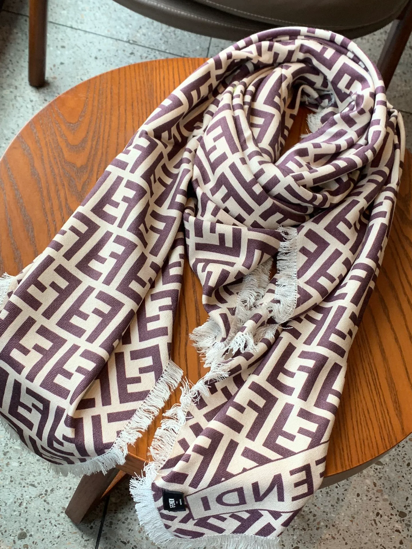 Двусторонний бархатный шарф Fendi с одноцветным принтом - 140 см - Высококачественный двусторонний бархатный шарф с принтом