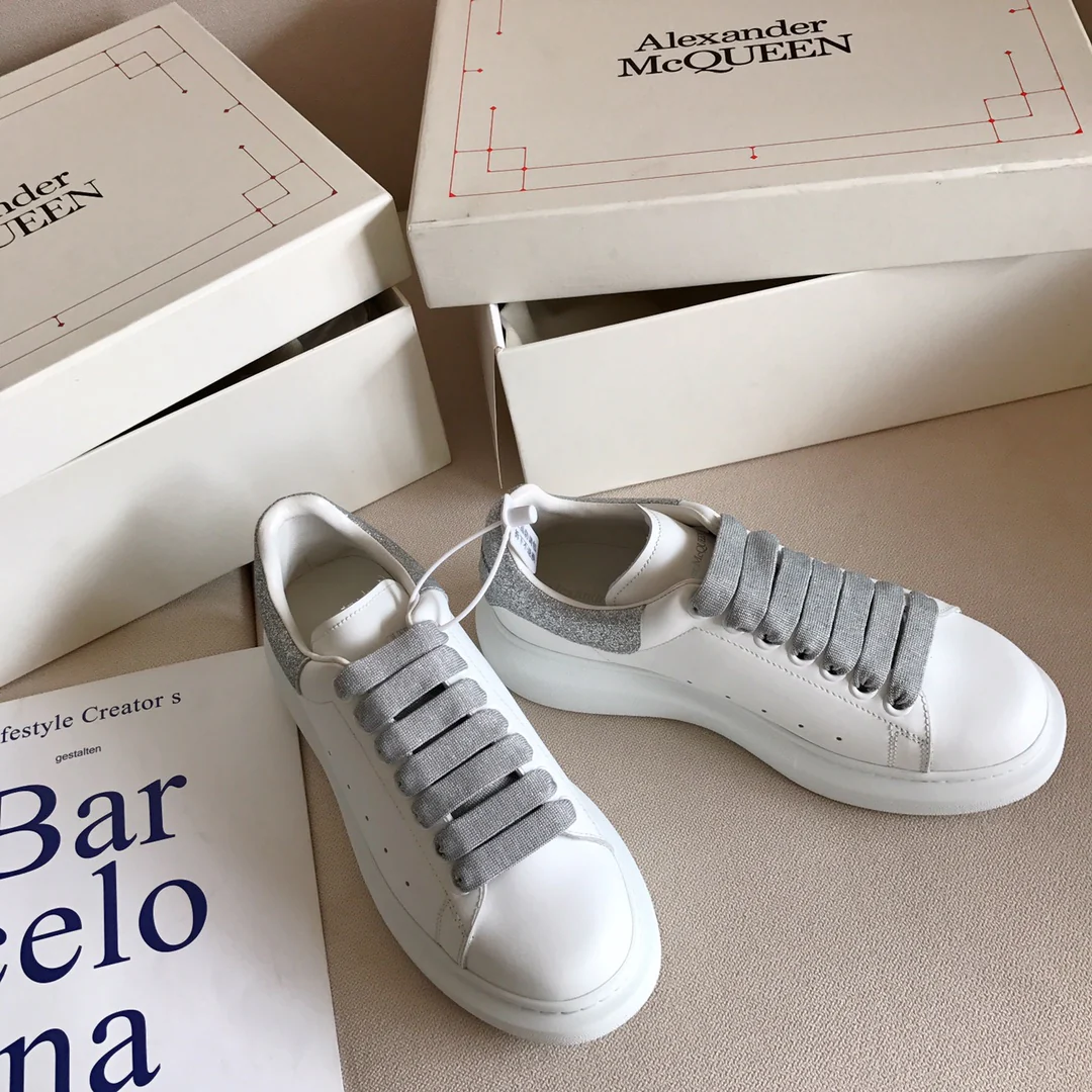 Классические белые кроссовки McQueen с серебристыми блестками