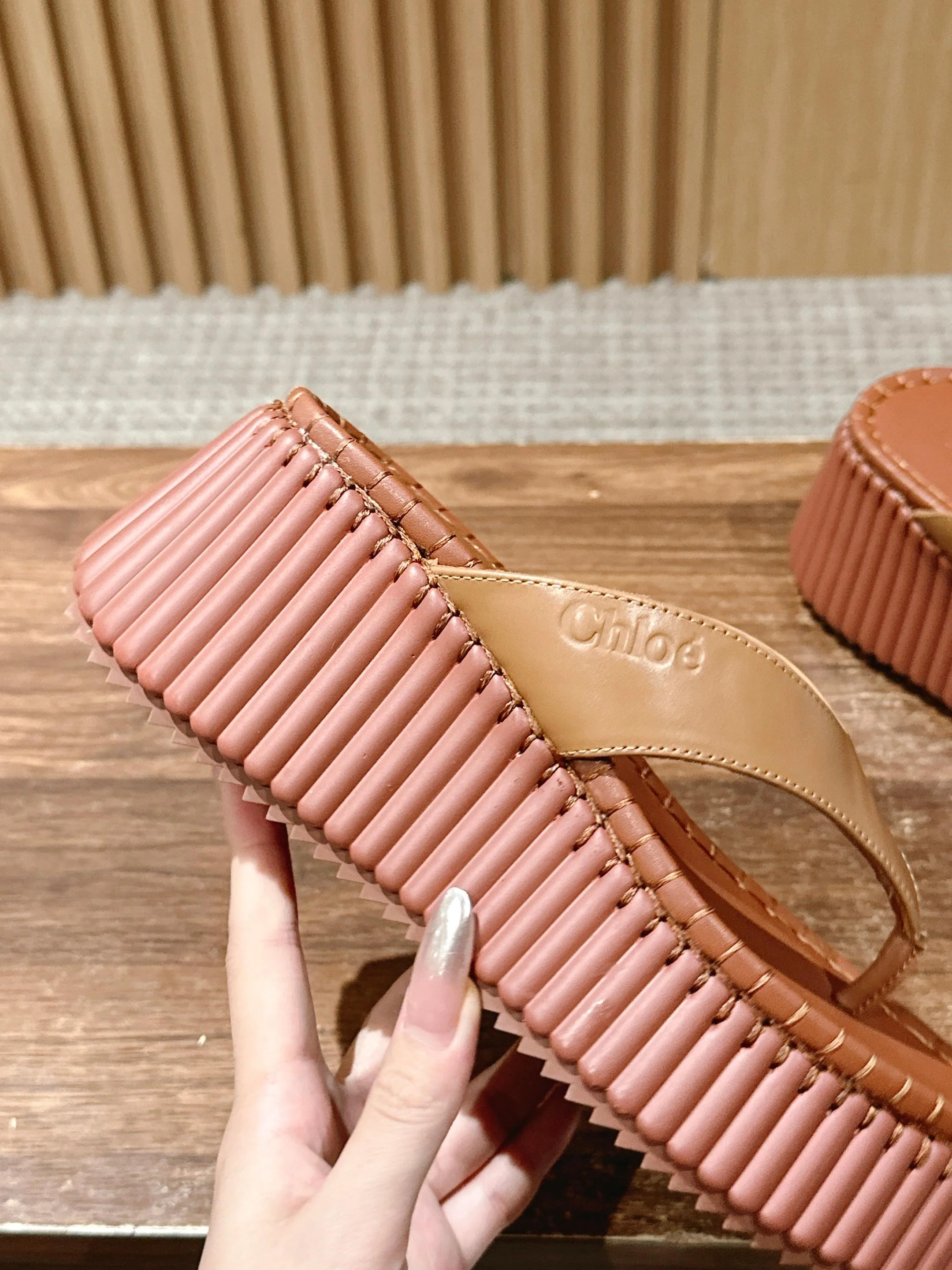 Шлёпанцы на платформе Chloe - коричневые