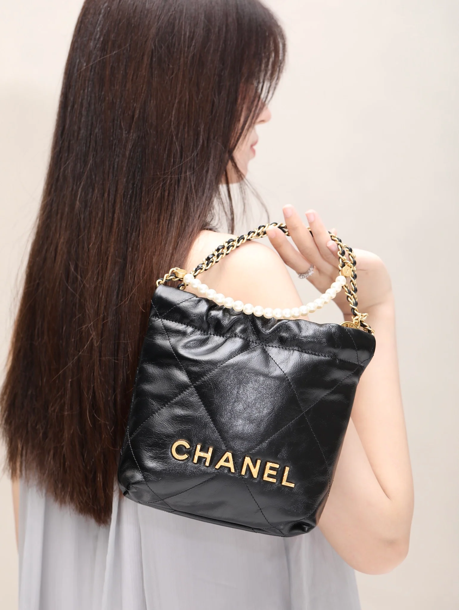 Новинка сезона весна/лето 2023 от Chanel - сумка 22 - мини - черный жемчуг - Фотографии в действии - 1