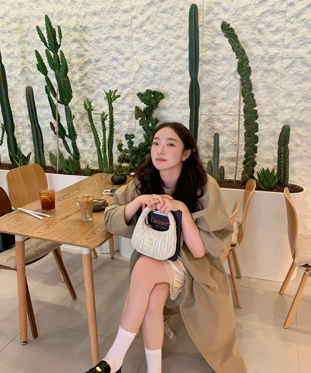 Сумка Miu Miu Wander — маленькая, из овечьей кожи — носите и делитесь с другими.