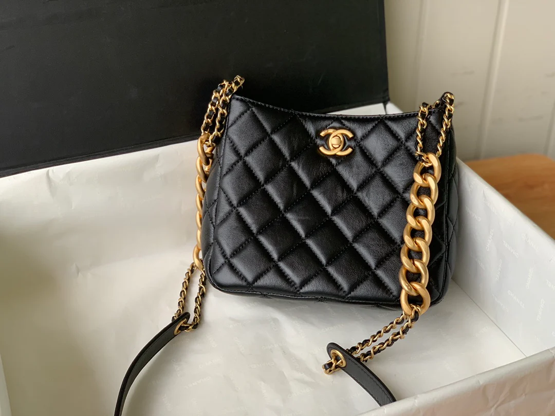 Коллекция Chanel Весна/Лето 2022 - Сумка-хобо - Маленькая