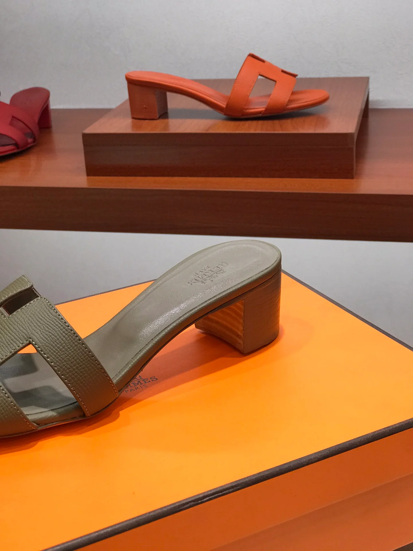 Тапочки Hermes-h на среднем каблуке