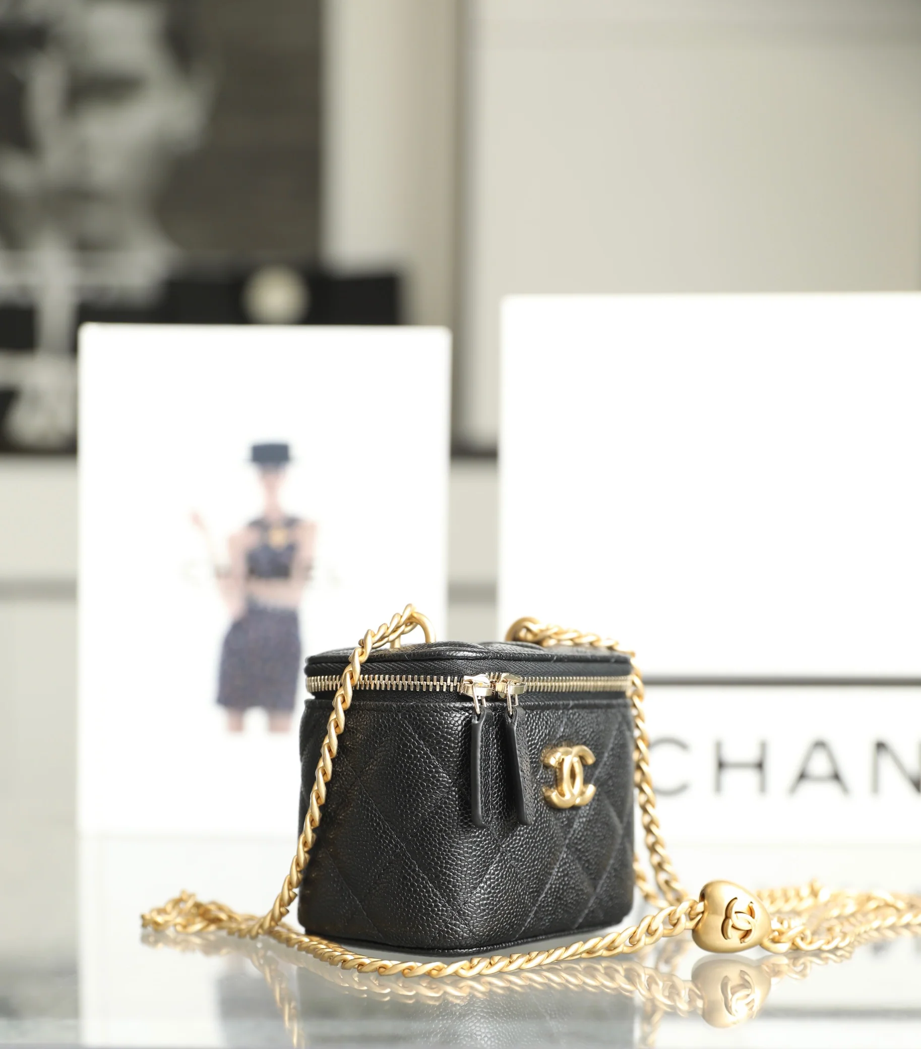 Chanel Весна/Лето 2023 - Маленькая сумка через плечо с цепочкой и регулируемой застежкой в ??форме сердца - Черная