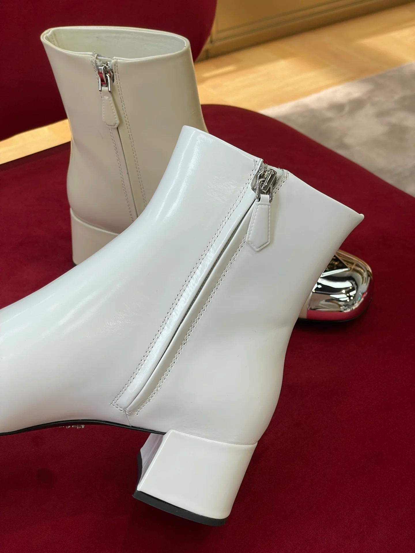 Новинка сезона осень/зима 2022 от Prada - Металлизированные ботильоны с круглым носком - 1