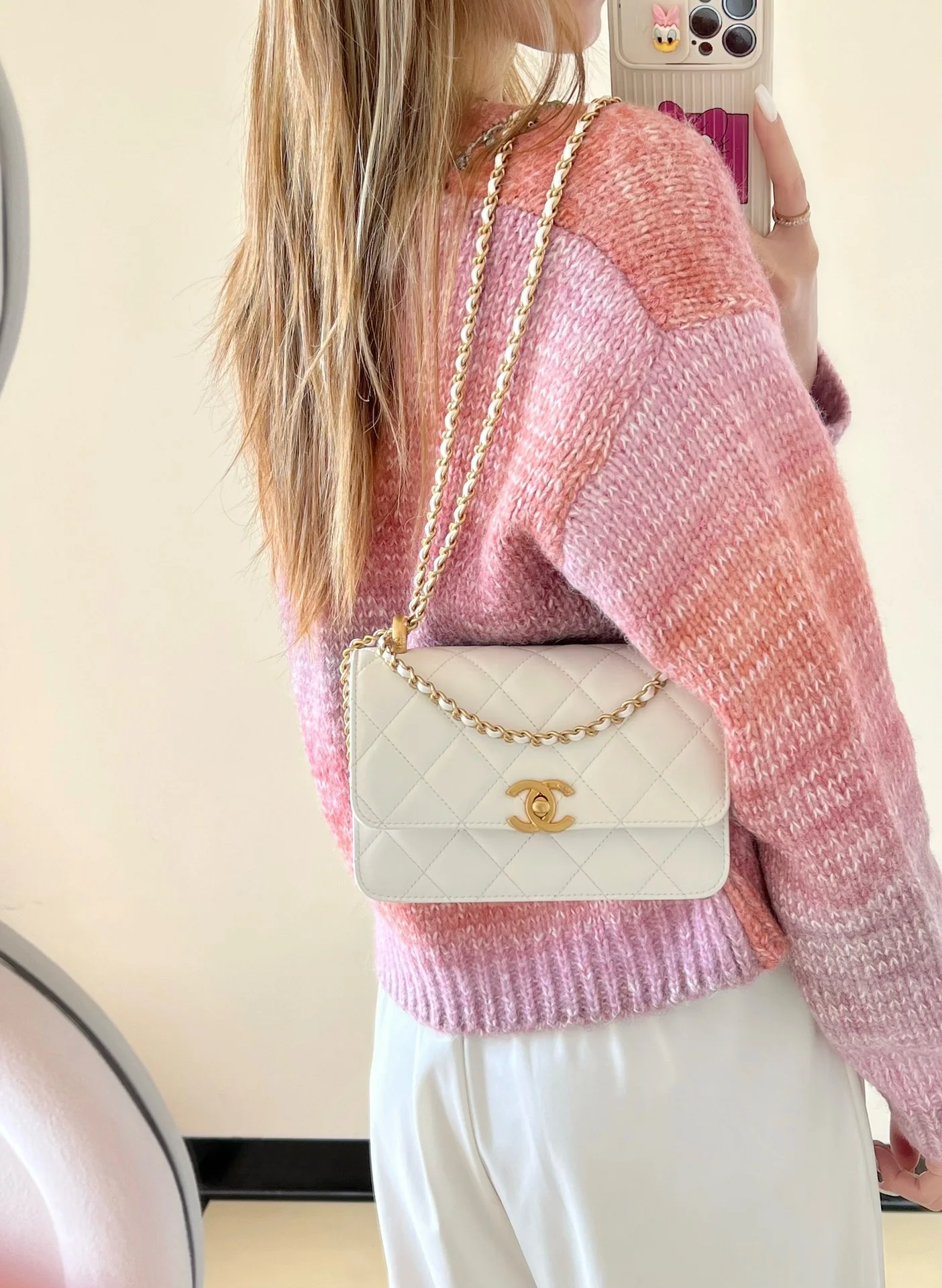 Маленькая белая сумка Chanel 24c с двойным золотым бисером и клапаном.