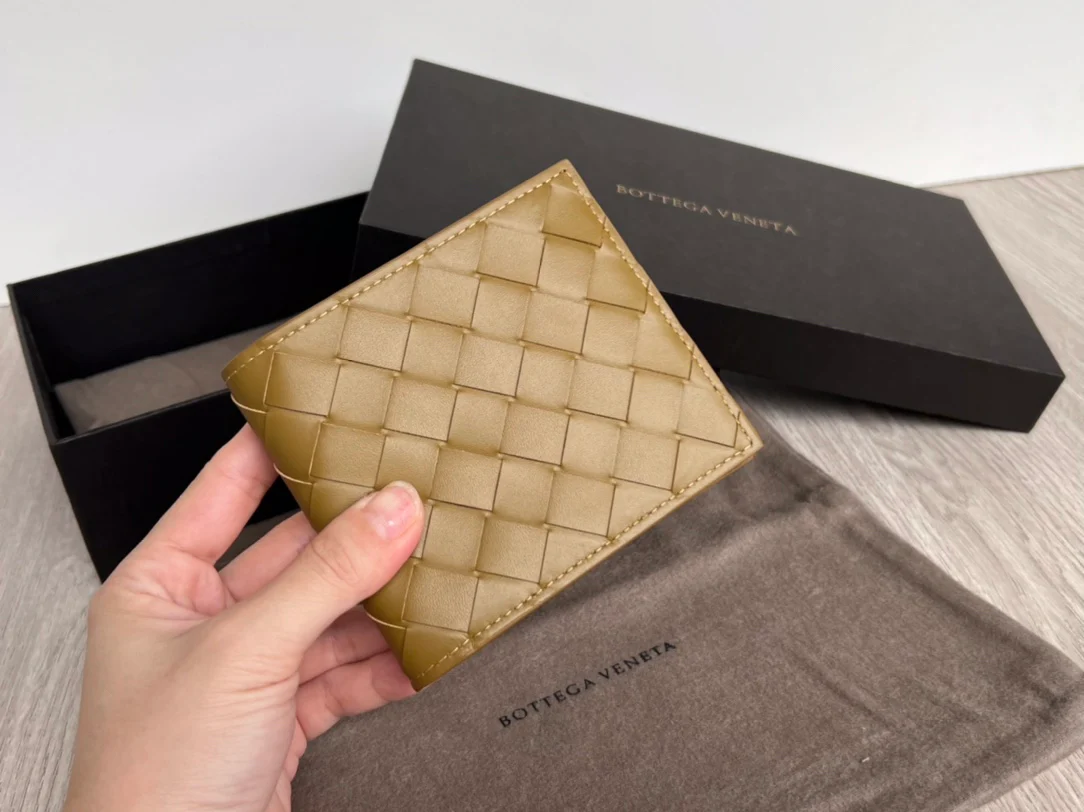 BV-中宽 编织 两折扣短夹 牛皮 11.5x9.5cm