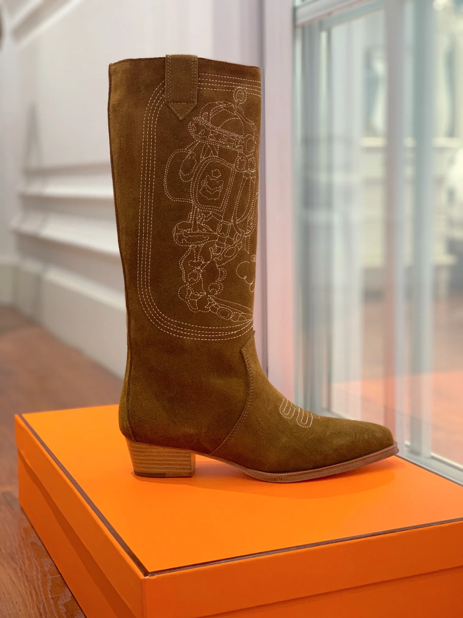 Новинка сезона осень/зима 2022 от Hermes - Вышитые высокие сапоги - 1