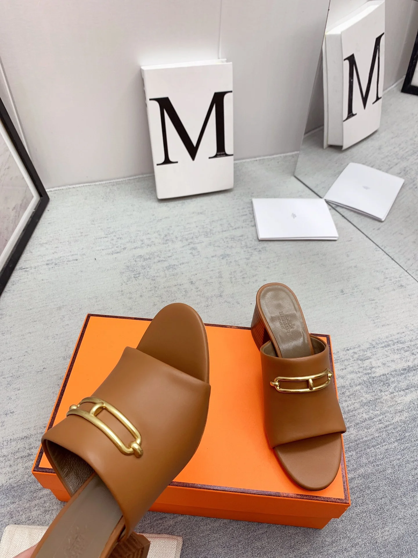 Новинка сезона весна/лето 2022 от Hermes — высококачественные сандалии на массивном каблуке.