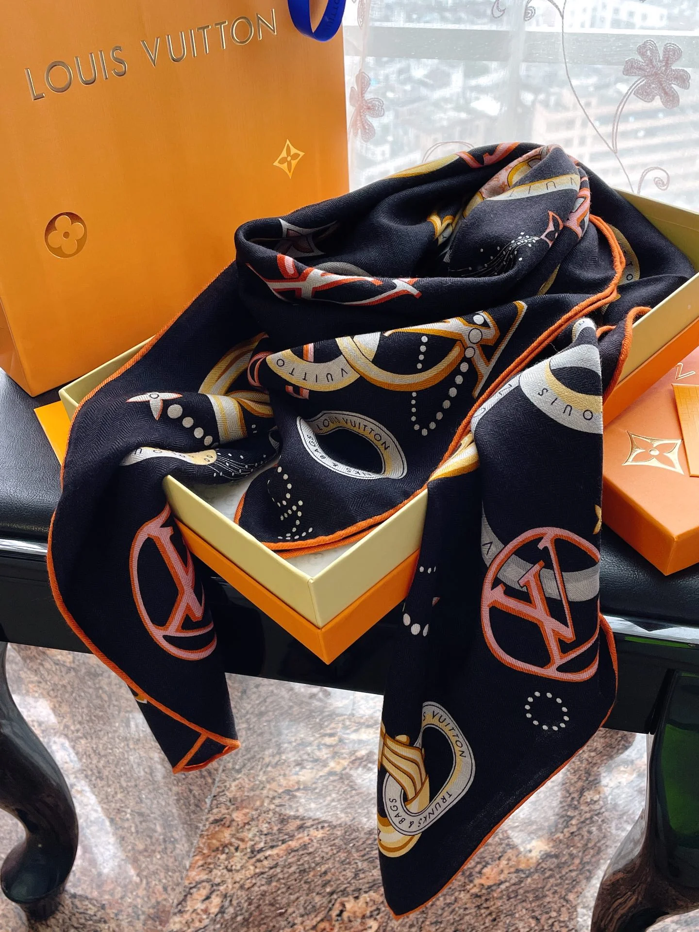 Кашемировый платок LV Vivienne and Beyond, 140 см, черный.