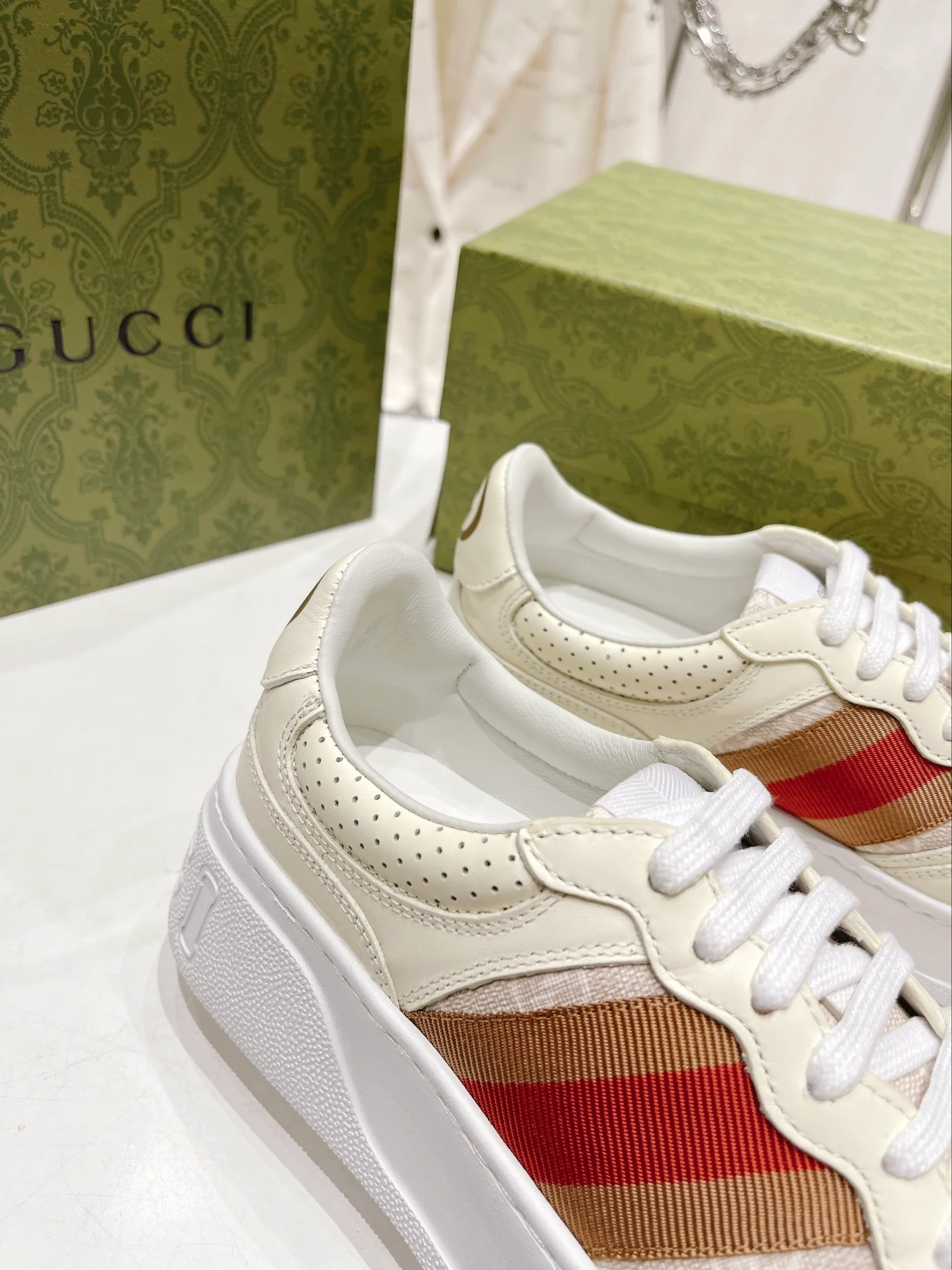 Кроссовки Gucci Chunky B Series на платформе - унисекс - белые