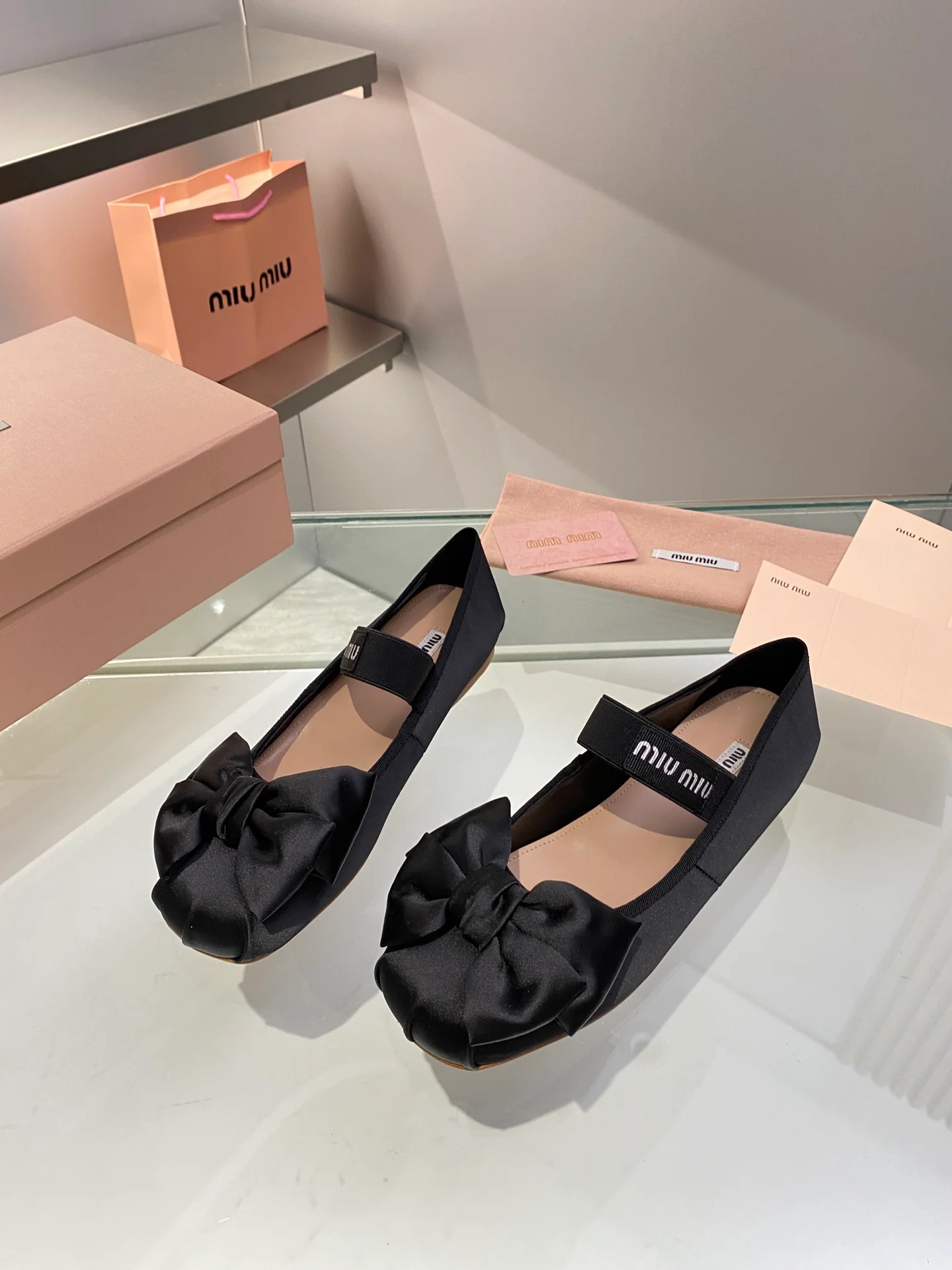 Новинка весны 2022 года от Miu Miu - Балетки с бантом - Черные