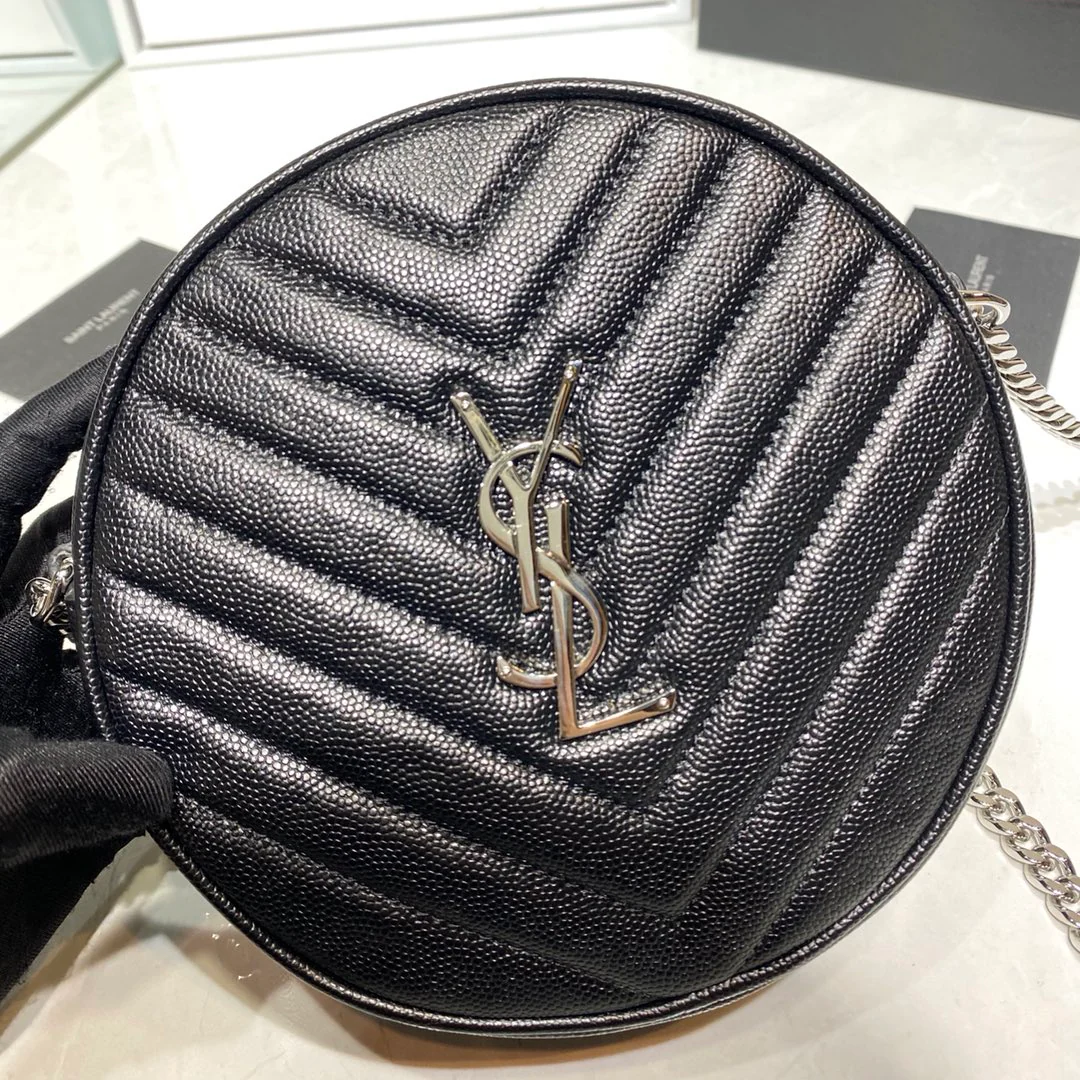 Маленькая круглая сумка YSL Vinyle - черная с серебристой фурнитурой.