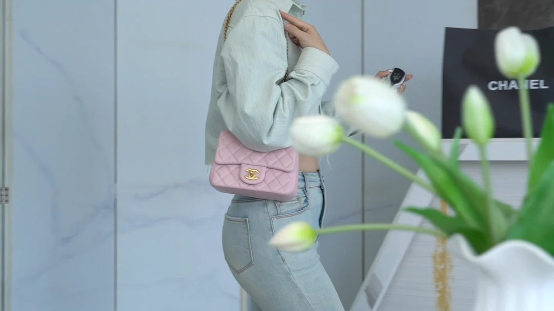 Пряжка Chanel 23 с декором в виде камелии - розовая