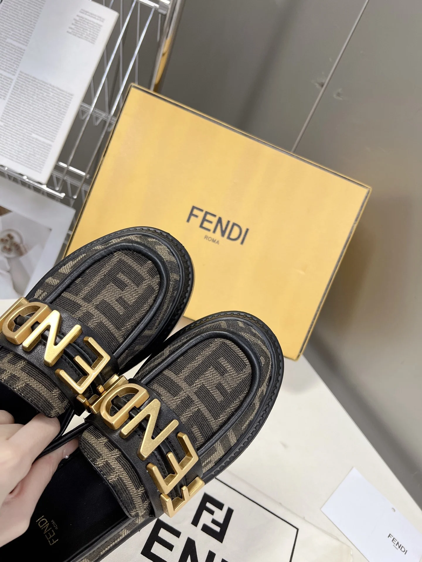 Новинка весны 2022 года от Fendi - Туфли с афро-буквами - Коричневые