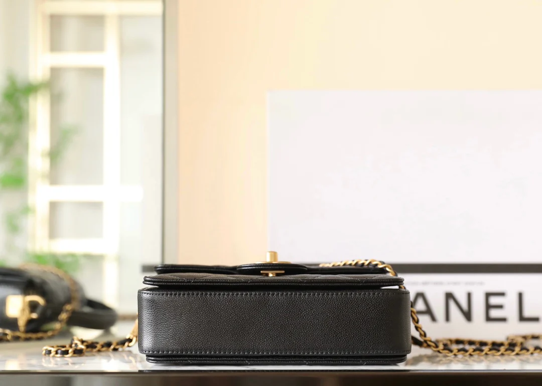 Сумка Chanel Medium Handle Flap Bag - черная