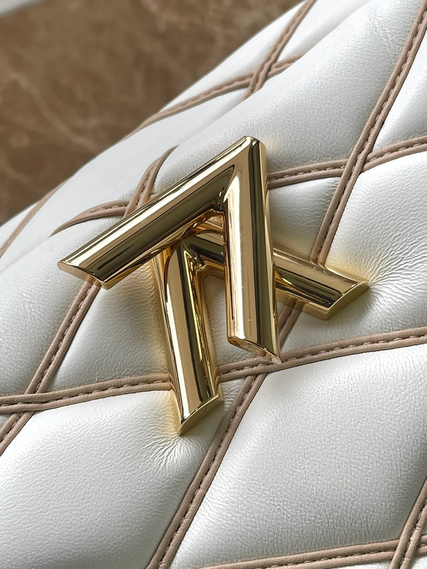 m22890-LV-go-14-mm-Medium-Handbag/Crossbody Bag-White