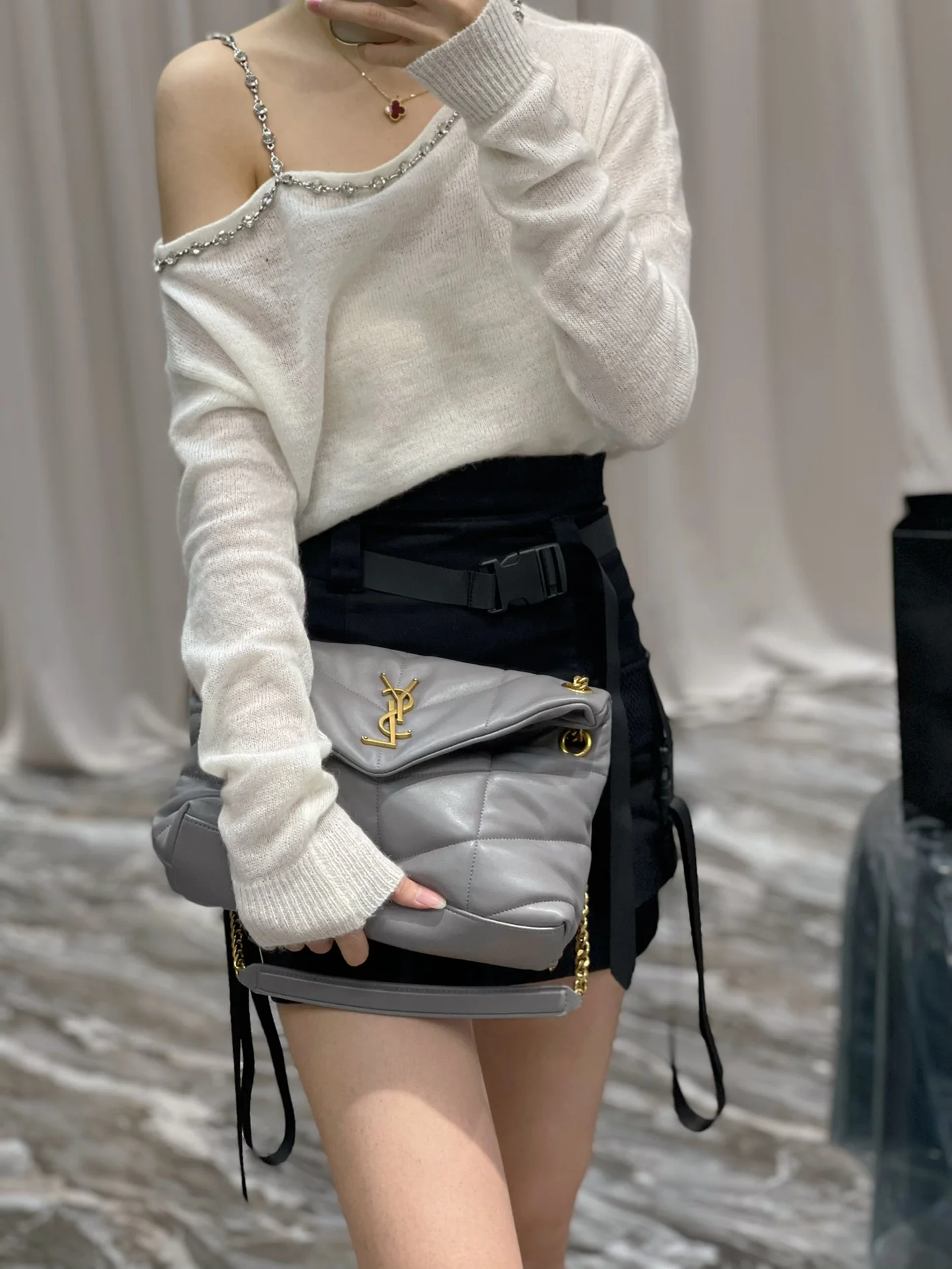 Стеганая сумка YSL из овечьей кожи — серая с золотой фурнитурой — овечья кожа — 29 см — На фото: сумка в носке