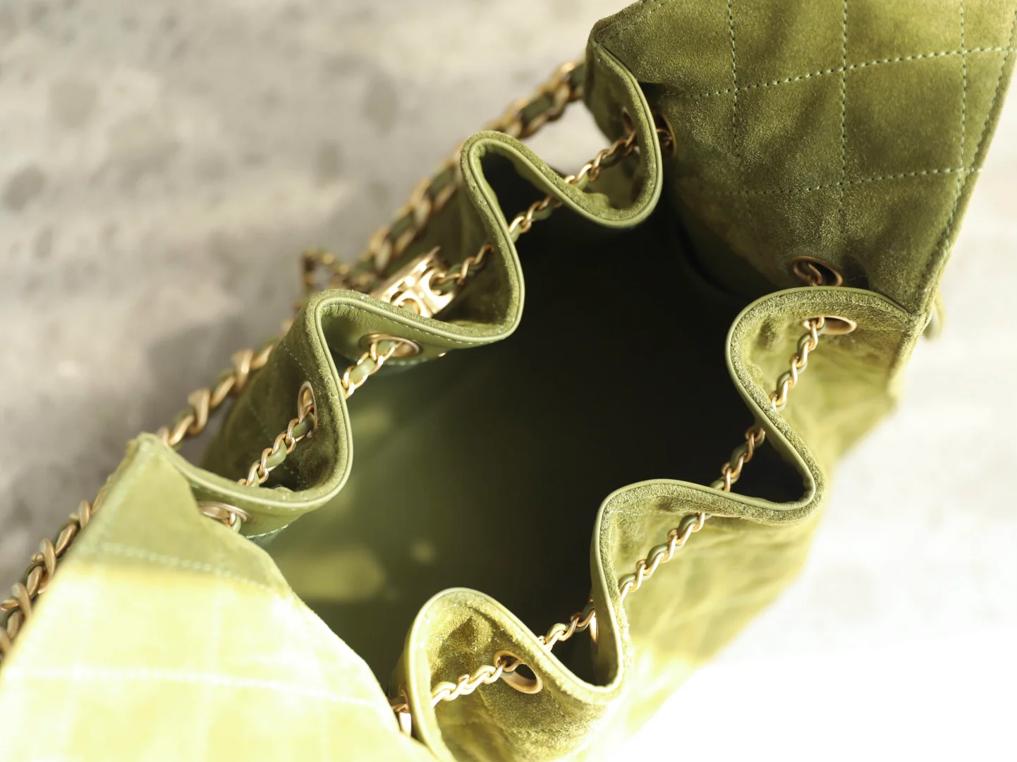 Маленькая винтажная золотая пряжка Chanel 25k Matcha Green