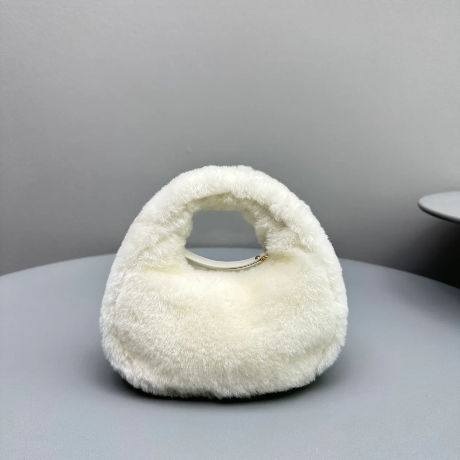 Сумка Miu Miu Wander, мини-версия, белая, из флиса.