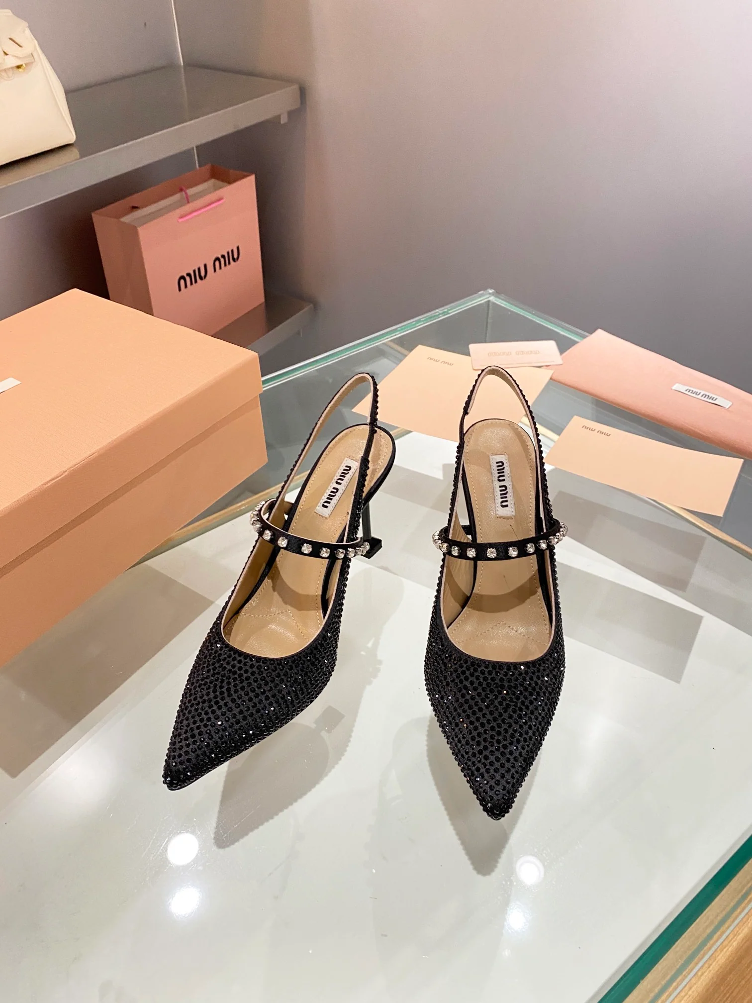 Туфли Miu Miu с острым носком и кристаллами - высота каблука 8-5 см.