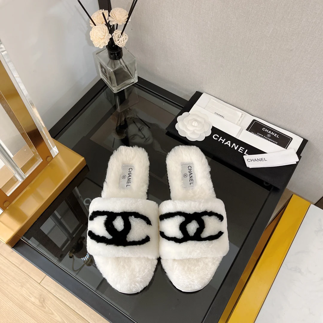 Коллекция Chanel 2022 года с подиума - Меховые тапочки - Белые