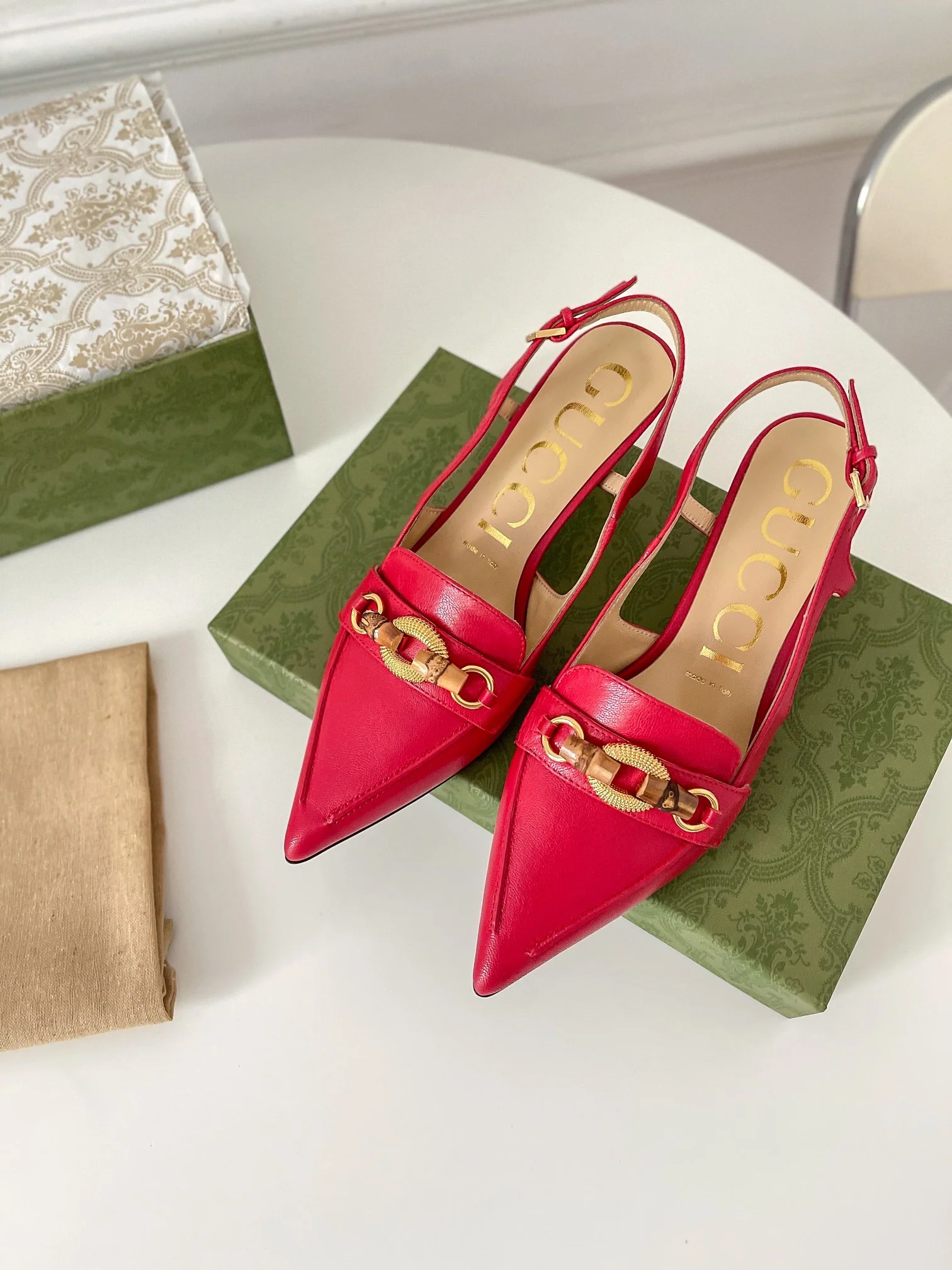 Босоножки Gucci на низком каблуке с острым носком