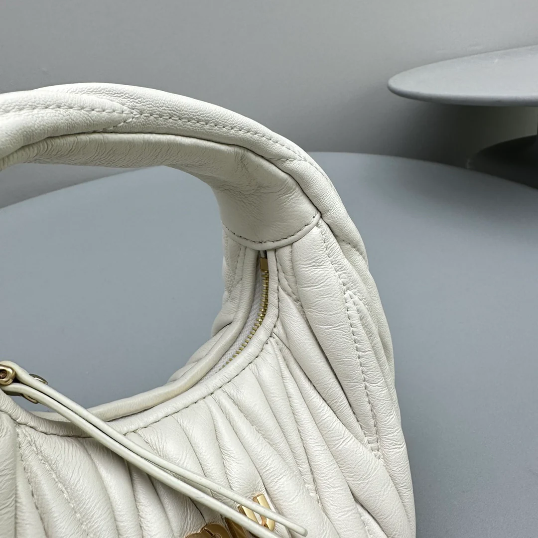 Сумка Miu Miu Wander из овечьей кожи, мини-юбка, белая.