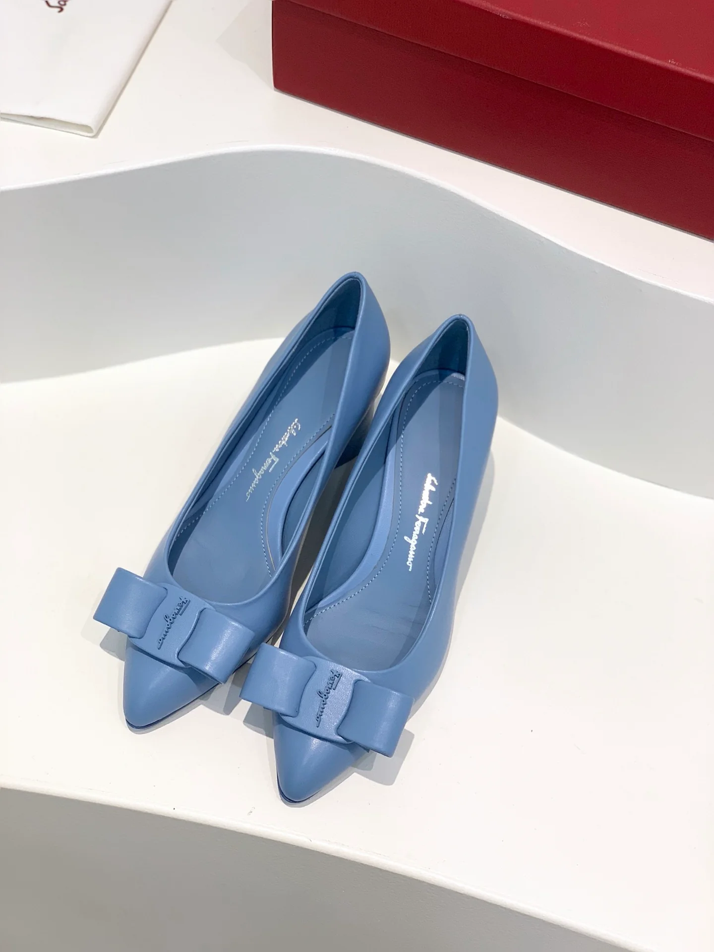 Туфли Salvatore Ferragamo - Ferragamo - Балетки Viva на низком каблуке с острым носком - синие