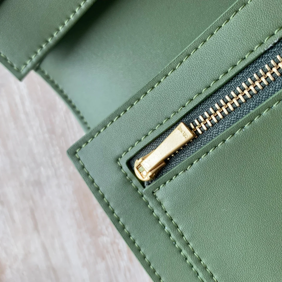 Длинный кошелек Celine - Кошелек с ремешком из крупнозернистой телячьей кожи - 11