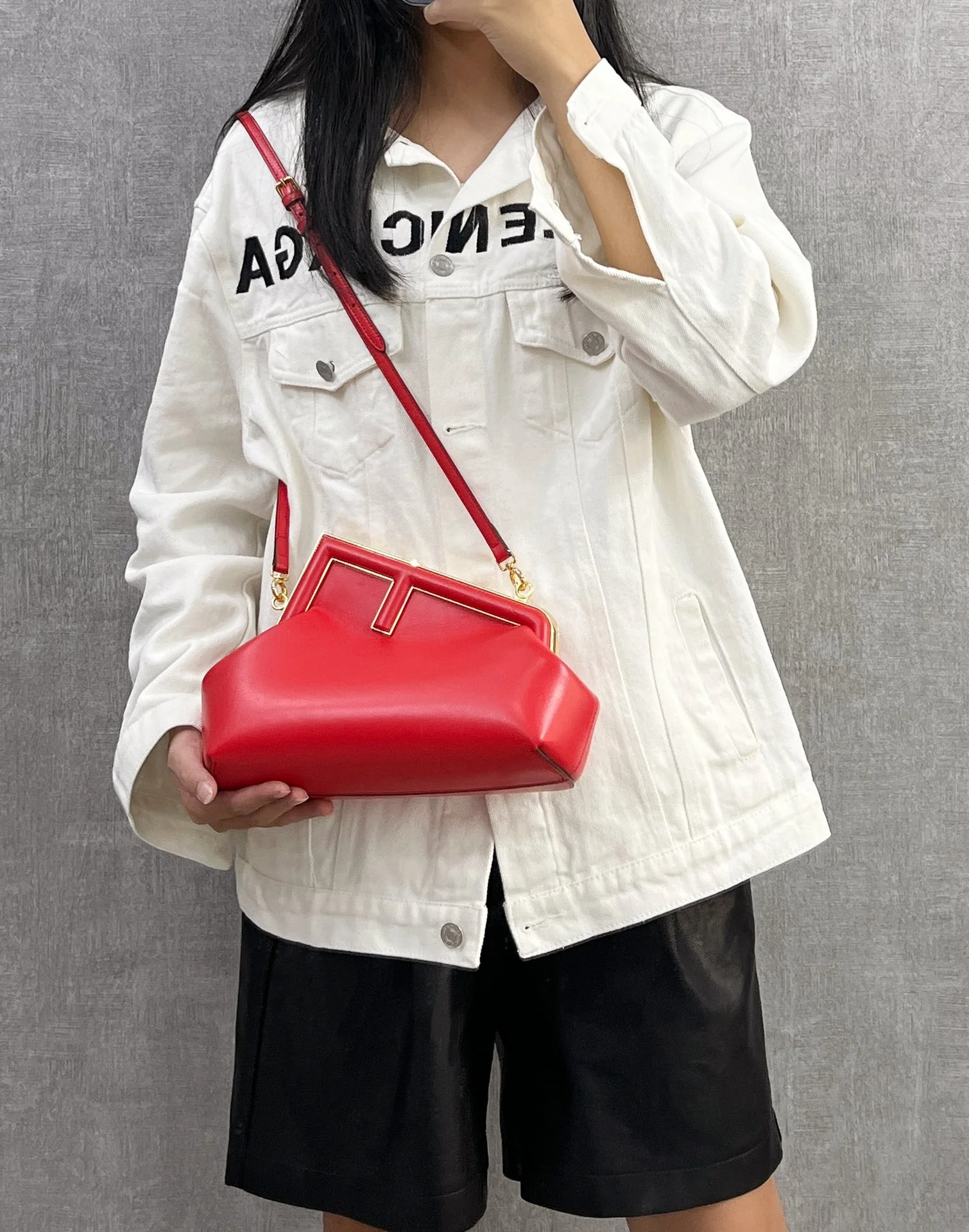 Маленькая красная кожаная сумочка Fendi-first